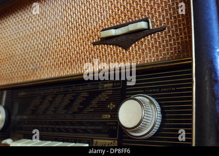 Einer alten 50er-Jahre-Ära Emud tube Radio. Hautnah zeigt Zifferblätter und Tasten. Stockfoto