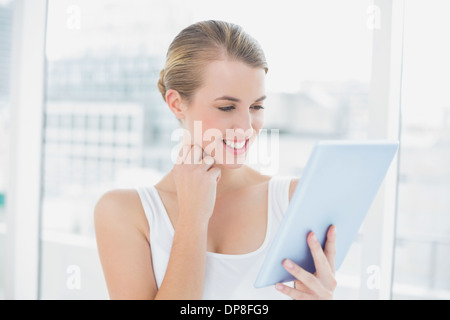 Lächelnde sportliche Frau mit Tablet-PC Stockfoto