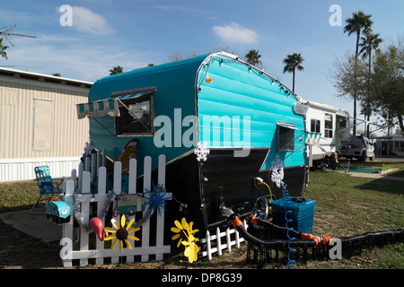 Restaurierte antike Wohnwagen geparkt in einem South Texas RV Resort. Stockfoto