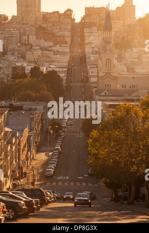 Filbert Street mit St. Peter und Paul Kirche auf der rechten Seite, bei Sonnenuntergang, San Francisco, Kalifornien, USA Stockfoto