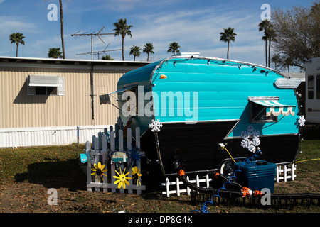 Restaurierte antike Wohnwagen geparkt in einem South Texas RV Resort. Stockfoto