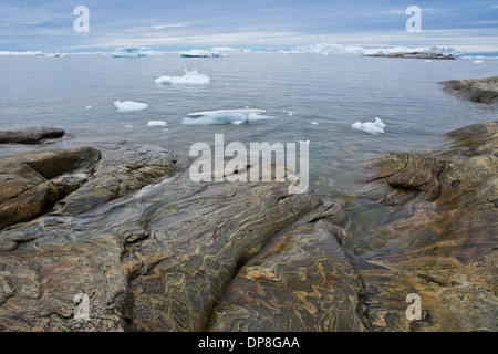 Felsenküste und Eisberge in Disko-Bucht, Ilulissat, Westgrönland Stockfoto