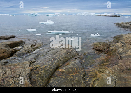 Felsenküste und Eisberge in Disko-Bucht, Ilulissat, Westgrönland Stockfoto