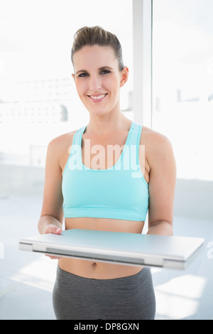 Glückliche Frau tragen Sportswear mit laptop Stockfoto