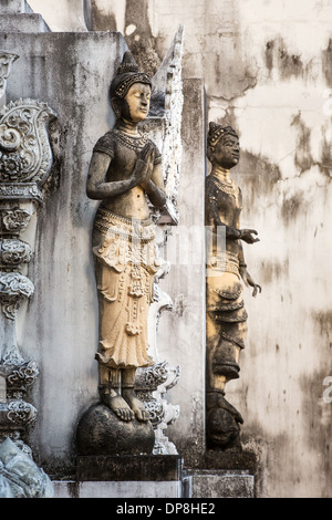 Stein, beten Frauen Schnitzereien an der Wand des Tempels in Thailand Stockfoto