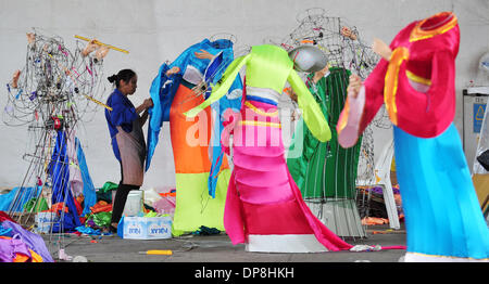 Singapur. 8. Januar 2014. Ein Arbeitnehmer arbeitet an einer Laterne zur Vorbereitung der Lunar New Year Celebration "River Hongbao" Dekoration in Singapur Marina Bay, 8. Januar 2014. Bildnachweis: Dann Chih Wey/Xinhua/Alamy Live News Stockfoto