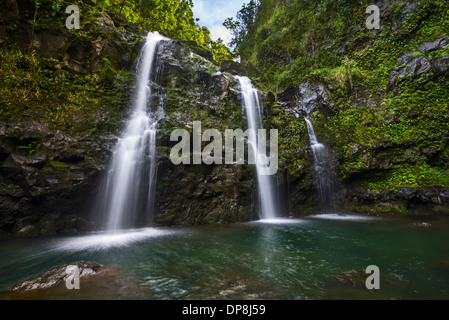 Die atemberaubend schöne Upper Waikani Falls oder drei Bären gefunden in Maui. Stockfoto