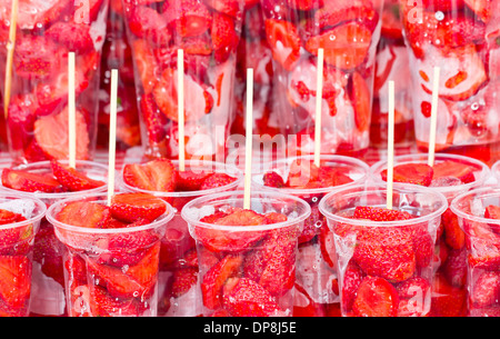Frische Erdbeeren in transparenten Kunststoff-Gläser. Stockfoto