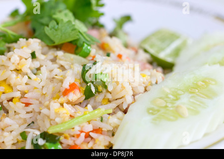 Gebratener Reis mit Ei und Gemüse. Stockfoto