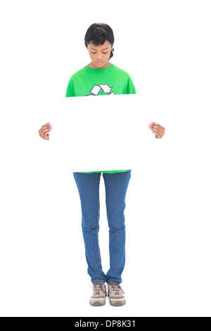 Schwarzen Haaren Ökologe hält eine weiße Panel vor ihr konzentriert Stockfoto