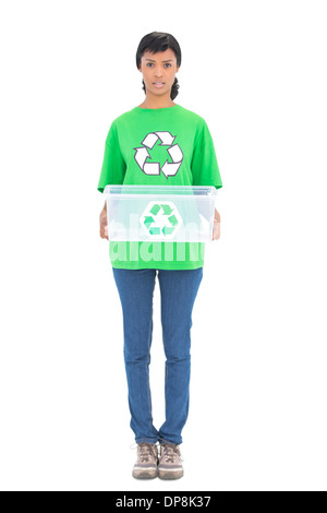 Gereizte schwarzen Haaren Ökologe hält eine recycling-box Stockfoto