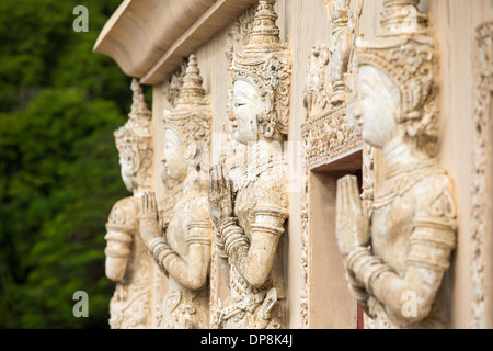 Stein, beten Frauen Schnitzereien an der Wand des Tempels in Thailand Stockfoto