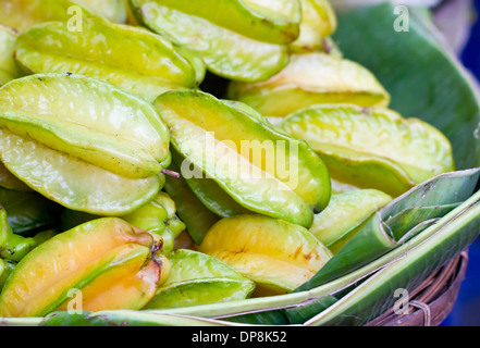 Frische Sternfrucht in Holzschale mit Banane Blätter. Stockfoto