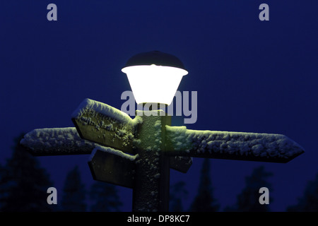 Lampe in der Dunkelheit der Winter und Zeichen Beiträge Stockfoto