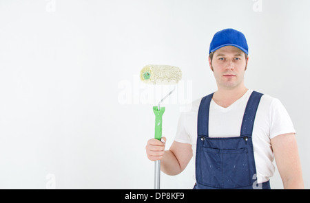 Maler in Uniform malt die Wand. Platz für Ihren Text. Stockfoto