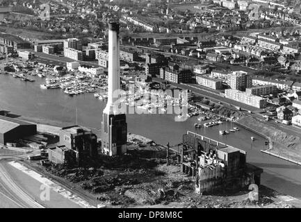 Shoreham Kraftwerk mit der letzte Schornstein stehend beim Abriss arbeiten 1988 Brighton UK Stockfoto