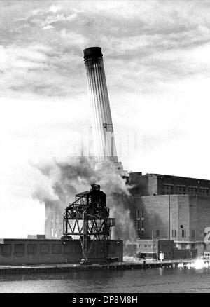 Shoreham Kraftwerk Abriss der ersten Schornstein 1988 Stockfoto