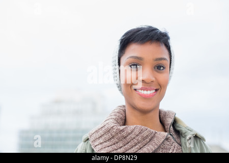 Charmante junge Modell in Winterkleidung posiert Stockfoto