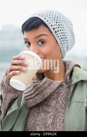 Erfreut junge Modell in Winterkleidung Kaffeegenuss Stockfoto