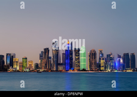 Doha, Qatar am Abend ist eine schöne Stadt Skyline beeindruckend zeitgenössischer Architektur Stockfoto