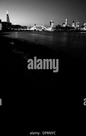 Blick auf die Themse von Bermondsey der Shard, Tower Bridge, Walkie Talkie, Cheesegrater und Gherkin, City of London, UK Stockfoto