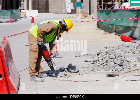 Ein Stahl Fixiermittel sorgfältig binden verstärkt Stahlstäbe in Lage in Vorbereitung für den Bau einer Betonplatte Stockfoto