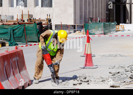 Ein Stahl Fixiermittel sorgfältig binden verstärkt Stahlstäbe in Lage in Vorbereitung für den Bau einer Betonplatte Stockfoto