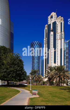 Der Tornado Tower, auch genannt der QIPCO-Turm ist ein Wolkenkratzer in Doha, Katar. Das ikonische Gebäude ist 640 Fuß hoch Stockfoto