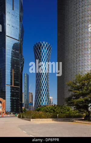 Der Tornado Tower, auch genannt der QIPCO-Turm ist ein Wolkenkratzer in Doha, Katar. Das ikonische Gebäude ist 640 Fuß hoch Stockfoto