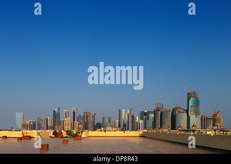 Doha, Katar: The West Bay City Skyline von The Grand Moschee Doha aus gesehen Stockfoto