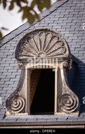 Domme, Dordogne, Frankreich, Europa. Ungewöhnliche Fenster auf dem Dach eines alten traditionellen Gebäude. Stockfoto