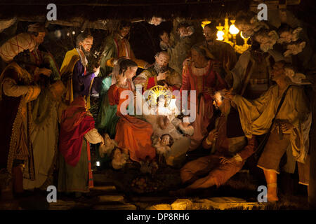 Vatikan, Rom, Italien. 8. Januar 2014. künstlerische Krippe und einen Weihnachtsbaum in dem Petersplatz zu sehen.  Bildnachweis: Yves Trenet/Alamy Live-Nachrichten) Stockfoto