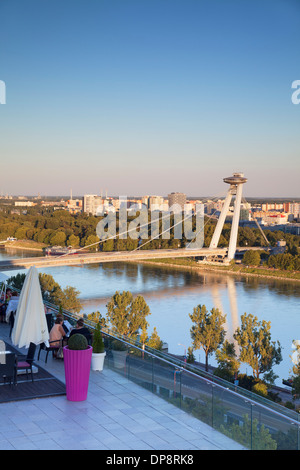 Blick auf die neue Brücke vom Parlament Restaurant, Bratislava, Slowakei Stockfoto