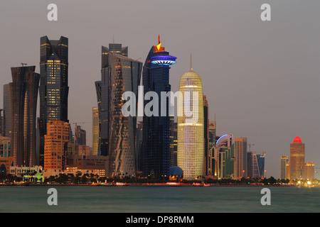 Doha, Qatar am Abend ist eine schöne Stadt Skyline beeindruckend zeitgenössischer Architektur Stockfoto