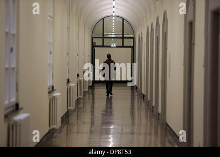 Köln, Deutschland. 9. Januar 2014. Ein Mann geht durch die Gänge des OLG in Köln, Deutschland, 9. Januar 2014. Nach Severaly Jahren Arbeit in Zusammenarbeit mit Justiz und Forschung werden die Ergebnisse des Forschungsprojekts "Kölnisch Wasser Justiz während der Zeit des Nationalsozialismus". Foto: Oliver Berg/Dpa/Alamy Live News Stockfoto