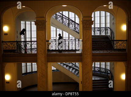 Köln, Deutschland. 9. Januar 2014. Ein Mann geht durch die Gänge des OLG in Köln, Deutschland, 9. Januar 2014. Nach Severaly Jahren Arbeit in Zusammenarbeit mit Justiz und Forschung werden die Ergebnisse des Forschungsprojekts "Kölnisch Wasser Justiz während der Zeit des Nationalsozialismus". Foto: Oliver Berg/Dpa/Alamy Live News Stockfoto