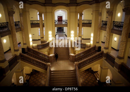 Köln, Deutschland. 9. Januar 2014. Ein Mann geht durch die Gänge des OLG in Köln, Deutschland, 9. Januar 2014. Nach Severaly Jahren Arbeit in Zusammenarbeit mit Justiz und Forschung werden die Ergebnisse des Forschungsprojekts "Kölnisch Wasser Justiz während der Zeit des Nationalsozialismus". Foto: Oliver Berg/Dpa/Alamy Live News Stockfoto