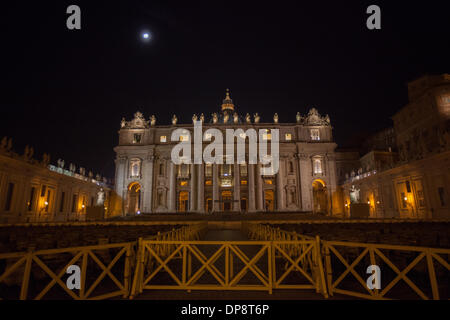 Vatikan, Rom, Italien. 8. Januar 2014. künstlerische Krippe und einen Weihnachtsbaum in dem Petersplatz zu sehen.  Bildnachweis: Yves Trenet/Alamy Live-Nachrichten) Stockfoto