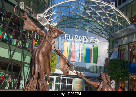 Statue vor Eurovea Galleria Einkaufszentrum, Bratislava, Slowakei Stockfoto