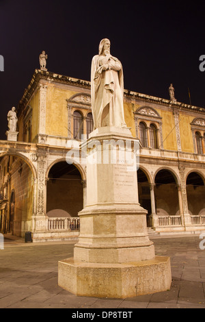 Verona - Piazza dei Signori und Dante Alighieri Denkmal. Stockfoto