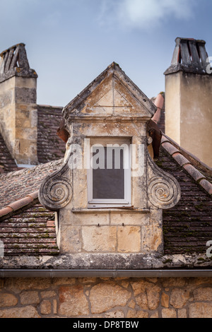 Domme, Dordogne, Frankreich, Europa. Ungewöhnliche Fenster auf dem Dach eines alten traditionellen Gebäude. Stockfoto