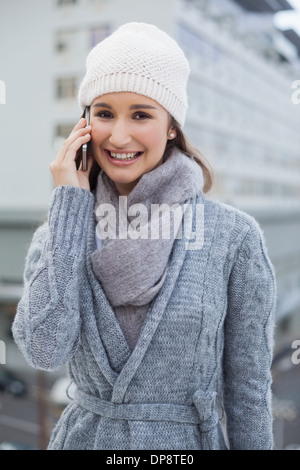 Fröhliche wunderschöne Frau tragen Winterkleidung ein Gespräch Stockfoto