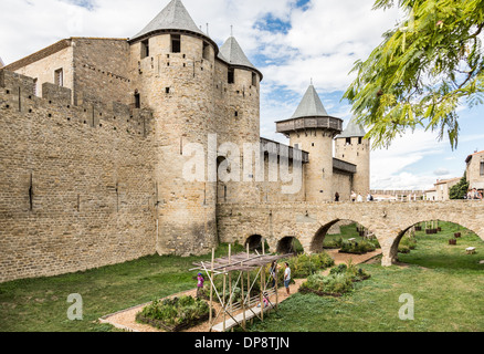 Carcassonne. Frankreich, Europa. Schöne alte Stein befestigten Mauern der mittelalterlichen Stadt Burg. Stockfoto