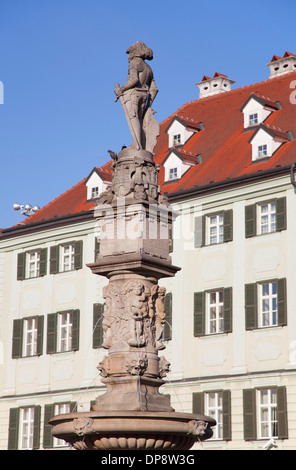 Roland Brunnen in Hlavne Nam (Hauptplatz), Bratislava, Slowakei Stockfoto