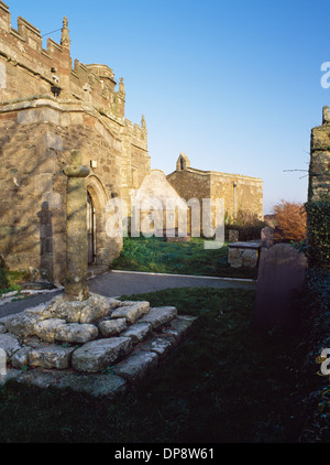 Llaneilian Kirche, Anglesey, zeigt St Eilian C14th Schrein Kapelle durch einen Durchgang datiert 1614 C15th Chor verbunden. Friedhof Kreuz-Welle. Stockfoto