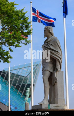 Sir William De La Pole erster Bürgermeister von Rumpf 1332-1325 mit The Deep Aquarium Kingston upon Hull East Yorkshire England Stockfoto