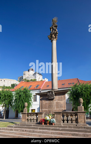 Denkmal in Mierove Platz und Trencin Schloss, Trencin, Region Trencin, Slowakei Stockfoto