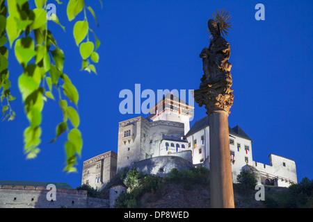 Denkmal in Mierove Platz und Trencin Schloss in der Abenddämmerung, Trencin, Region Trencin, Slowakei Stockfoto