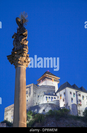 Denkmal in Mierove Platz und Trencin Schloss in der Abenddämmerung, Trencin, Region Trencin, Slowakei Stockfoto