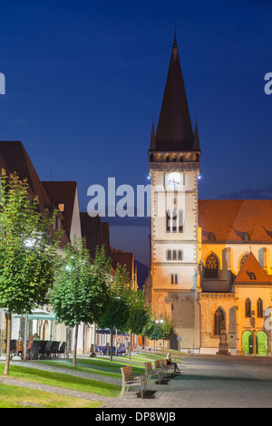 Basilika St. Egidius auf Radnicne Platz in der Abenddämmerung, Bardejov (UNESCO Weltkulturerbe), Presov Region, Slowakei Stockfoto